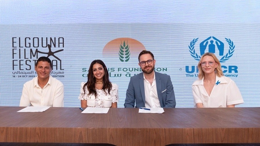 كيت بلانشيت (اليمين) سفيرة النوايا الحسنة العالمية لمفوضية الأمم المتحدة لشؤون اللاجئين، خلال توقيع مذكرة التفاهم في مهرجان الجونة السينمائي.